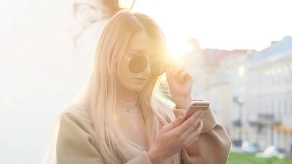 Retrato de chica feliz usando el teléfono  . —  Fotos de Stock