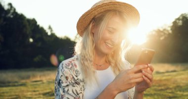 Cep telefonu ile selfie alma şapka neşeli genç kız.