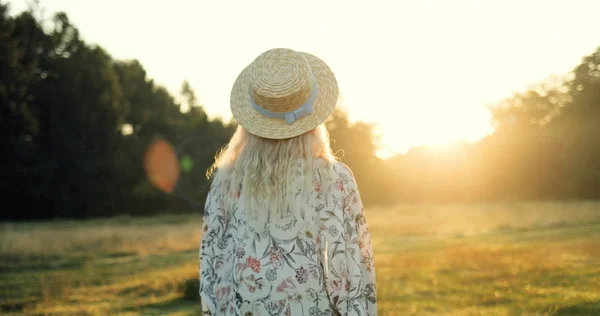 夏の職業。帽子の陽気な若い女の子 . — ストック写真