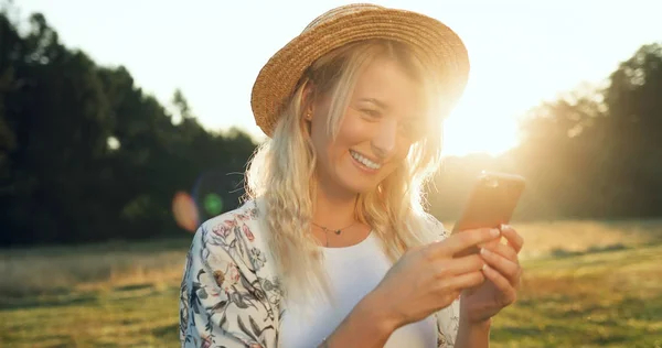Jovencita alegre en sombrero tomando selfie con teléfono móvil . —  Fotos de Stock