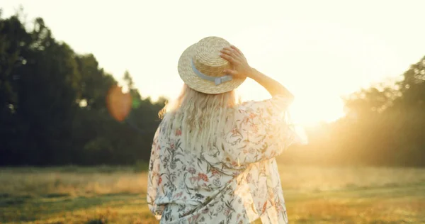 Sommar kallelse. Glad ung flicka i hatten . — Stockfoto