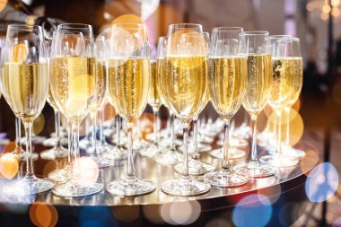 Bardak şampanya bokeh etkisi ile.