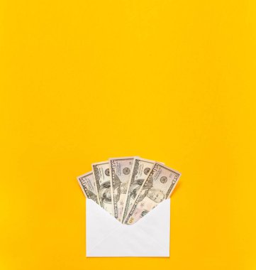 Nakit para. Amerikan dolarlık banknotlar. Para arka plan. Para Doları banknot sarı arka planda bir sürü.