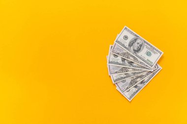 Nakit para. Amerikan dolarlık banknotlar. Para arka plan. Para Doları banknot sarı arka planda bir sürü.