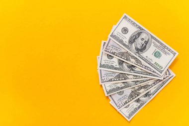 Nakit para. Amerikan dolarlık banknotlar. Para arka plan. Para Doları banknot sarı arka planda bir sürü.