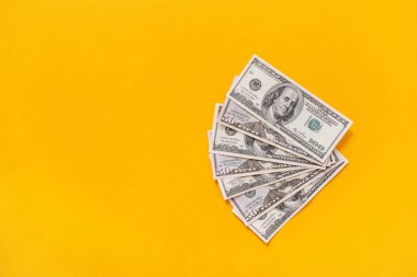 Nakit para. Amerikan dolarlık banknotlar. Para arka plan. Para Doları banknot sarı arka planda bir sürü.