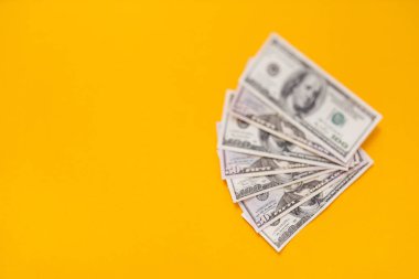 Nakit para. Amerikan dolarlık banknotlar. Para arka plan. Para Doları banknot sarı arka planda bir sürü.