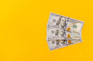 Nakit para. Amerikan dolarlık banknotlar. Para arka plan. Para Doları banknot sarı arka planda bir sürü.