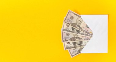 Nakit para. Amerikan dolarlık banknotlar. Para arka plan. Para Doları banknot sarı arka planda bir sürü.