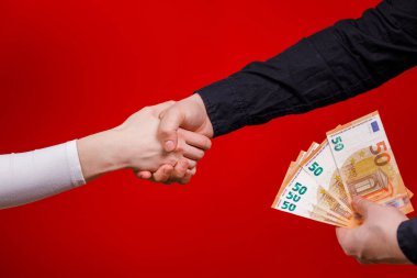 Para veren eller. Portre. Elden ele havale. Euro para. Euro nakit arka plan.