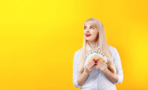 Portretul Unei Tinere Blonde Vesele Care Deține Bancnote Bani Izolate — Fotografie, imagine de stoc
