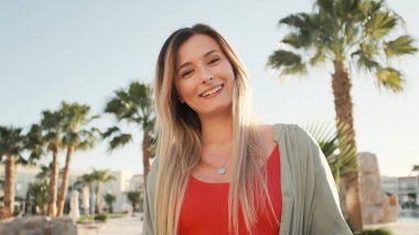 Havuz yakınında uzun saçlı ayakta seksi ve sportif kız portresi. Yaz tatili.