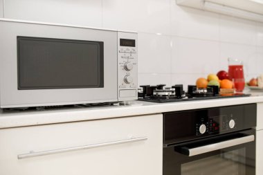 Modern mutfak iç. Elektrikli ve mikrodalga fırın ile mutfak iç.