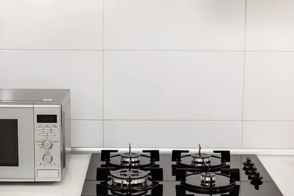 现代化的厨房内饰 带电和微波炉的厨房内饰 — 图库照片