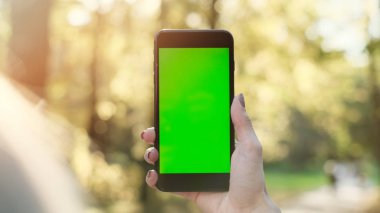 Modern akıllı telefon cihazını kullanarak şık mutlu hipster kız.