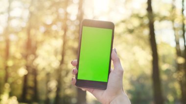 Modern akıllı telefon cihazını kullanarak şık mutlu hipster kız.