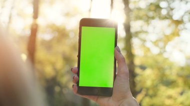 Modern akıllı telefon cihazını kullanarak şık mutlu hipster kız.