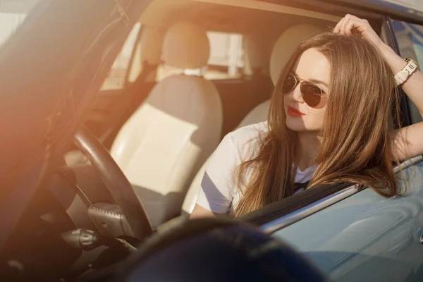 Menina Posando Carro Jovem Carro Esporte Com Óculos Escuros Pretos — Fotografia de Stock