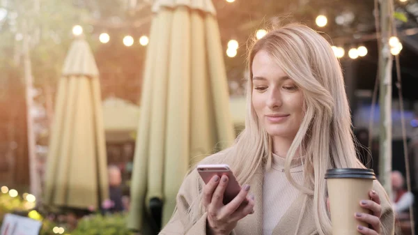 Preciosa Joven Con Taza Café Teléfono Móvil Calle Ciudad Elegante —  Fotos de Stock