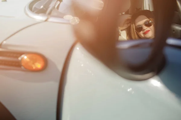 Дівчина Позує Машині Молода Дівчина Спортивному Автомобілі Чорними Сонцезахисними Окулярами — стокове фото