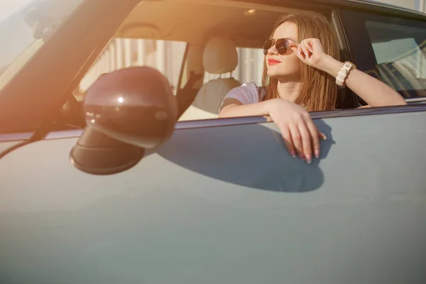 Menina Posando Carro Jovem Carro Esporte Com Óculos Escuros Pretos — Fotografia de Stock