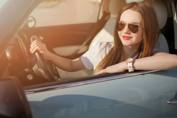 Menina Posando Carro Jovem Carro Esporte Com Óculos Escuros Pretos — Fotografia de Stock