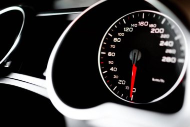 Lüks araba iç detayları. Arabadaki gösterge paneli. Hız.