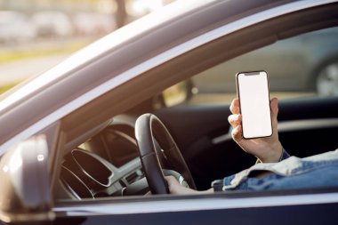 Arabadaki adam. Arabada telefonu olan genç bir iş adamı. Boş ekranlı akıllı telefonu tutan adam .