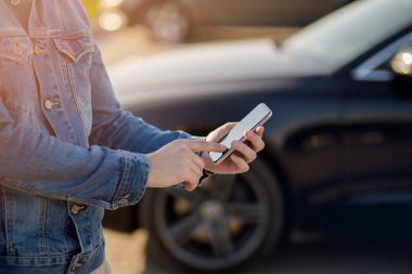 Arabadaki adam. Arabada telefonu olan genç bir iş adamı. Boş ekranlı akıllı telefonu tutan adam .