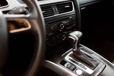 Lüks araba iç detayları. Arabadaki gösterge paneli. Hız.