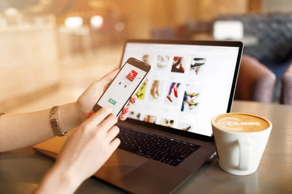 Koncepcja Zakupów Online Płatność Online Kobieta Ręce Pomocą Smartfona Laptopa — Zdjęcie stockowe