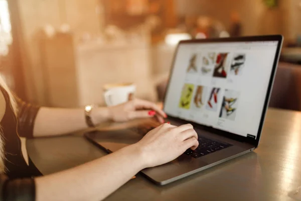 Situs Web Belanja Online Laptop Gadis Yang Melakukan Shopping Pembayaran — Stok Foto