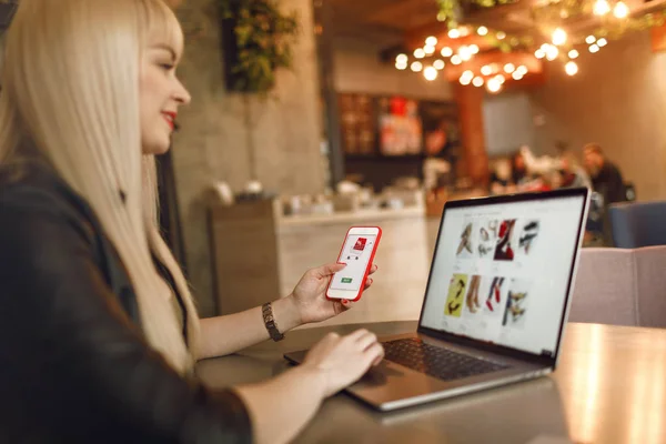 Situs Web Belanja Online Laptop Gadis Yang Melakukan Shopping Pembayaran — Stok Foto