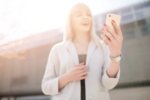 Retrato Mujer Hermosa Ropa Oficina Usando Teléfonos Inteligentes Mujer Negocios —  Fotos de Stock