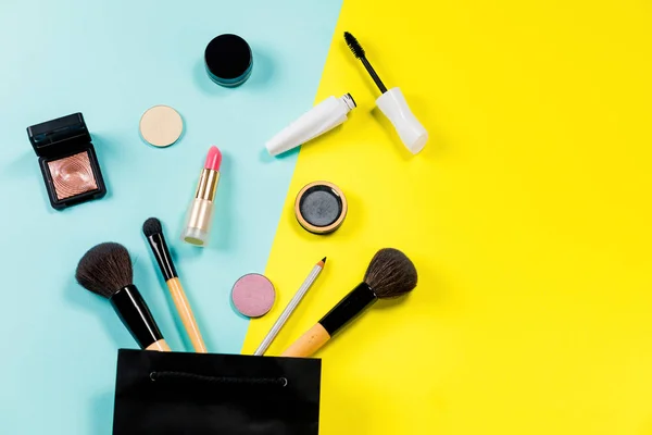 Maquillaje Cosméticos Cepillos Otros Elementos Esenciales Sobre Fondo Blanco Belleza — Foto de Stock