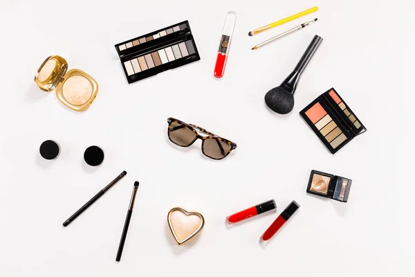 Maquillaje Cosméticos Cepillos Otros Elementos Esenciales Sobre Fondo Blanco Belleza — Foto de Stock