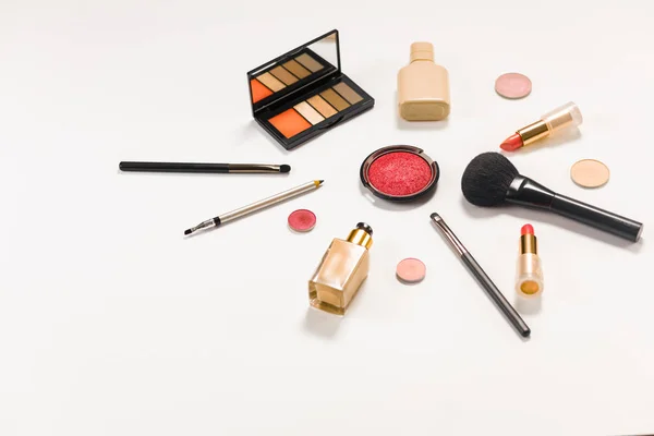 Maquillaje Cosméticos Cepillos Otros Elementos Esenciales Sobre Fondo Blanco Belleza — Foto de Stock