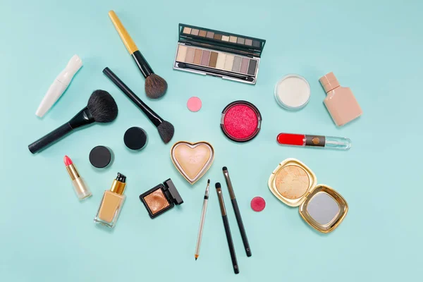 Maquillaje Cosméticos Cepillos Otros Elementos Esenciales Sobre Fondo Blanco Belleza — Foto de Stock