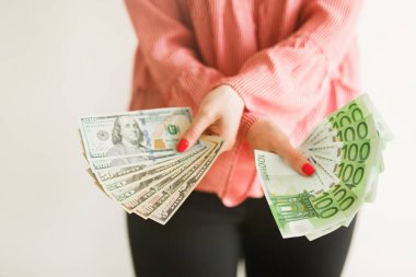 Paralı kadın eli. Elinde para banknotları olan bir kadın. Kız euro banknotlarını tutuyor..