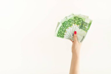 Paralı kadın eli. Elinde para banknotları olan bir kadın. Kız euro banknotlarını tutuyor..