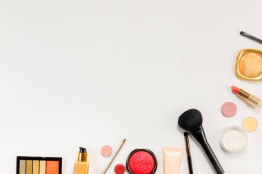 makyaj kozmetik fırçalar ve beyaz arka plan diğer temel. Güzellik. Moda Makyaj Kozmetik Seti.