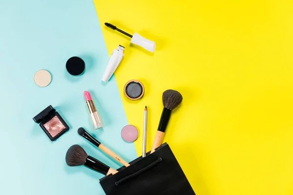 Maquillaje Cosméticos Cepillos Otros Elementos Esenciales Sobre Fondo Blanco Belleza — Foto de Stock