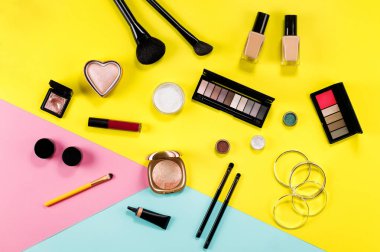 makyaj kozmetik fırçalar ve beyaz arka plan diğer temel. Güzellik. Moda Makyaj Kozmetik Seti.