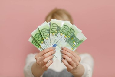 İş ve Finans kavramı. Nakit para. Euro para banknotları tutan kadın.