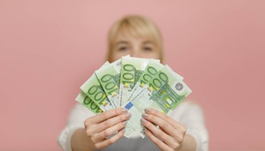 İş ve Finans kavramı. Nakit para. Euro para banknotları tutan kadın.