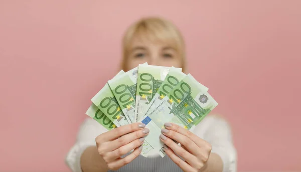 Концепція Бізнесу Фінансів Гроші Готівкою Жінка Тримає Євро Гроші Банкноти — стокове фото