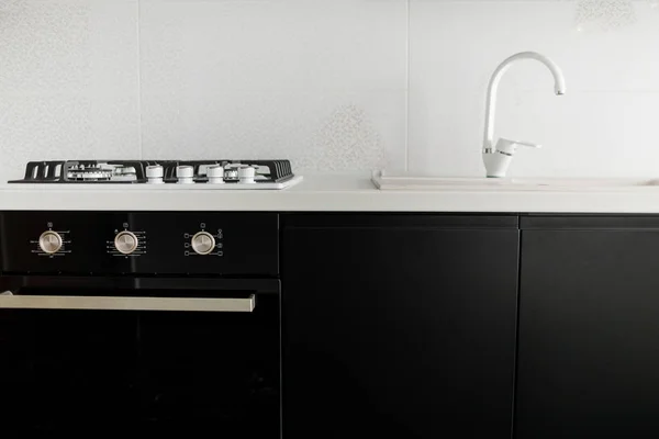 キッチンワークトップ シンク フード キッチンストーブ ニュー ラグジュアリー ホームのインテリア ロフト アパートメント — ストック写真