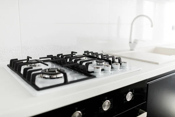 厨房台面 抽油烟机和厨房炉灶 新豪华住宅的内部 阁楼公寓 — 图库照片
