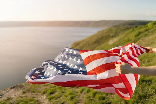 アメリカ国旗自由の概念のために宇佐旗を持つ若い女性 7月4日 独立記念日 — ストック写真