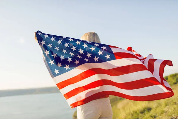 Vacaciones Patrióticas Julio Día Independencia Hermosa Mujer Sosteniendo Bandera Americana — Foto de Stock